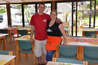 Yann et Sarah dans l'une des salle du restaurant, en arrière plan la terrasse et le coin des...