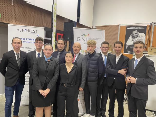 Les 8 candidats au concours barman : Paul Thomas, Gwewen Robin, Johann Bordet, Léo Gasiorek, Clara Soubeyran, Lou  Audureau, Jules Chamoulaud et Charly Cartau.