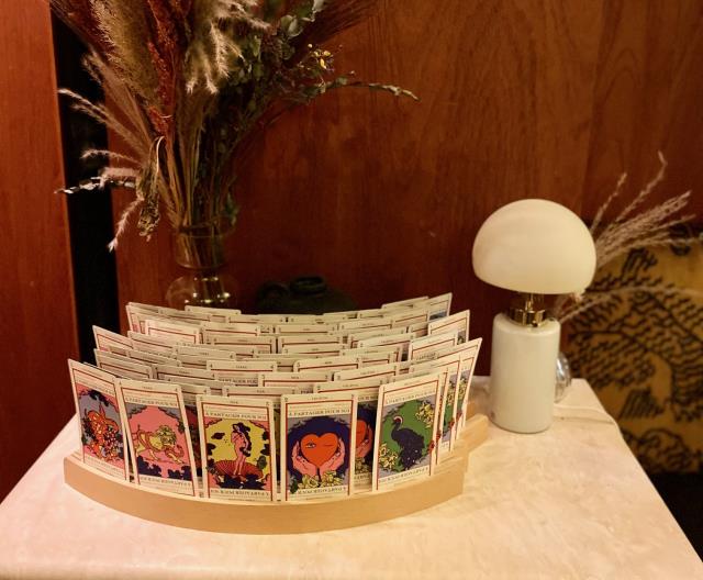 La carte sous la forme de cartes de tarot.
