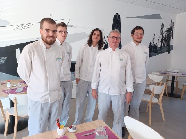 Les stagiaires cuisine et leur formateur, Richard Chalopin, au sein du nouveau restaurant d'application