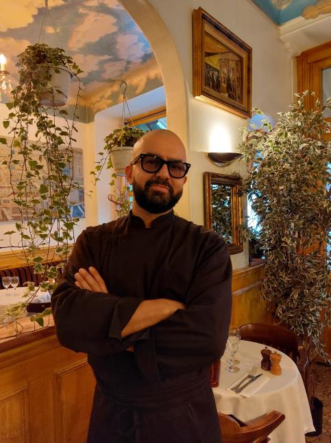 « Plus personne ne paie en espèces dans mon restaurant », constate Mekki Chamkhia, associé du Café de la Butte, à Paris.