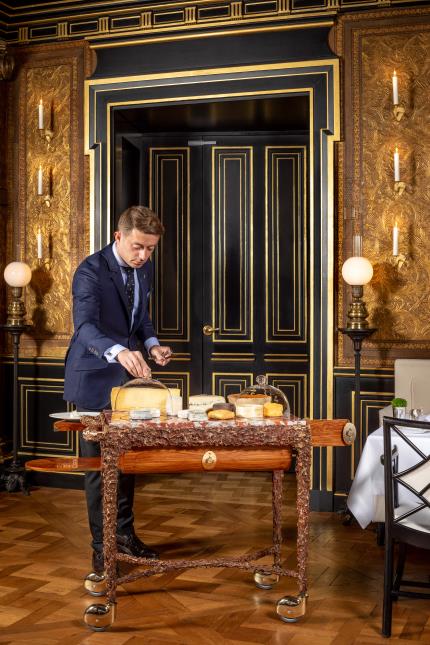 Les tiroirs, tablettes et cloches du chariot à fromages du Gabriel, à Paris, permettent de réaliser le service sans se déplacer.
