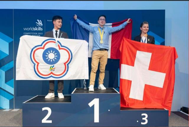 Dylan Vanmaele remporte la médaille d'or pour le métier Service en restaurant