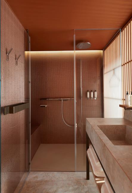 Salle de bains d'une suite du SO/ Paris.