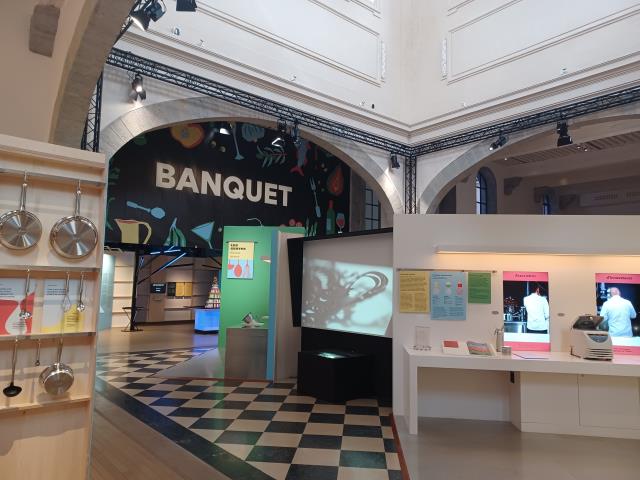 L'exposition Banquet propose au visiteur de vivre une expérience multi sensorielle de la cuisine à la table