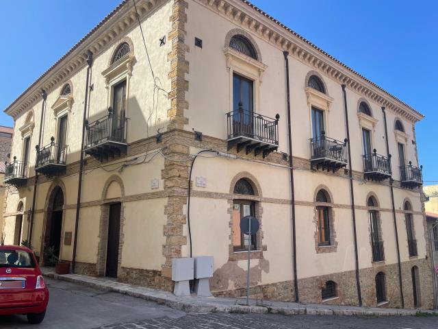 Palazzo Fortunato, à Sant'Agata di Militello (Sicile). L'hôtel 4 étoiles, situé à quelques pas des îles éoliennes et Cefalù est une résidence du XVIIIe siècle.