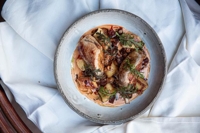 Suprême de pintade fermière, gnocchi maison, maïs et sauce légère au chorizo.