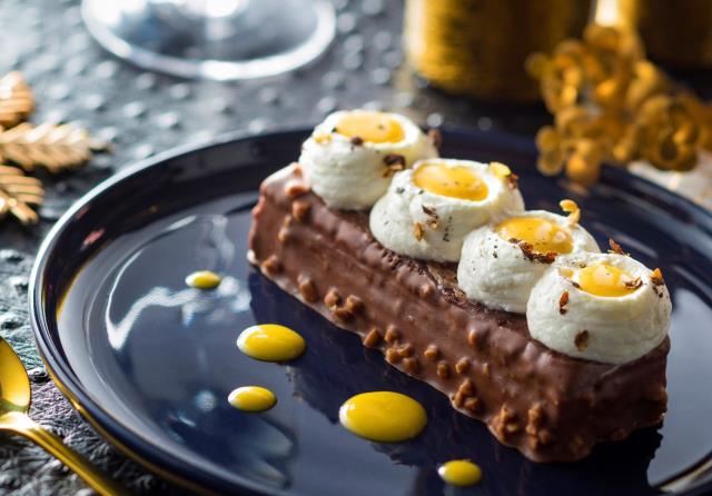 La bûche mousse au chocolat noir à la baie de Timur & Crémeux passion d'EpiSaveurs.