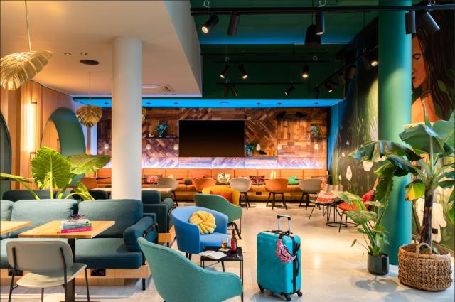 Une décoration moderne et colorée au Moxy Hotels Val d'Europe.