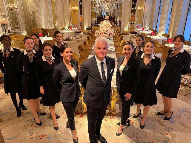 Denis Courtiade entouré de toutes les femmes qui travaillent en salle, au restaurant gastronomique du Plaza Athénée, à Paris.