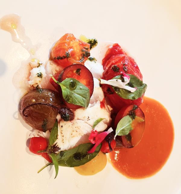 Dorade royale façon ikejime, tomates anciennes du jardin, vinaigre de coquelicot