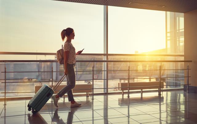 Voyageuse dans un aéroport