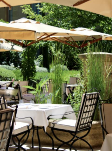 ÂMA TERRA en terrasse aux beaux jours.
