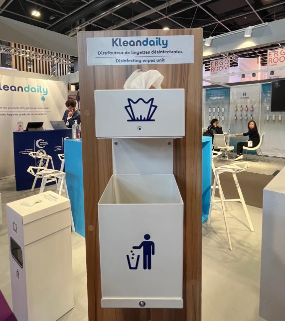 Le distributeur de lingettes avec poubelle intégrée de Kleandaily.