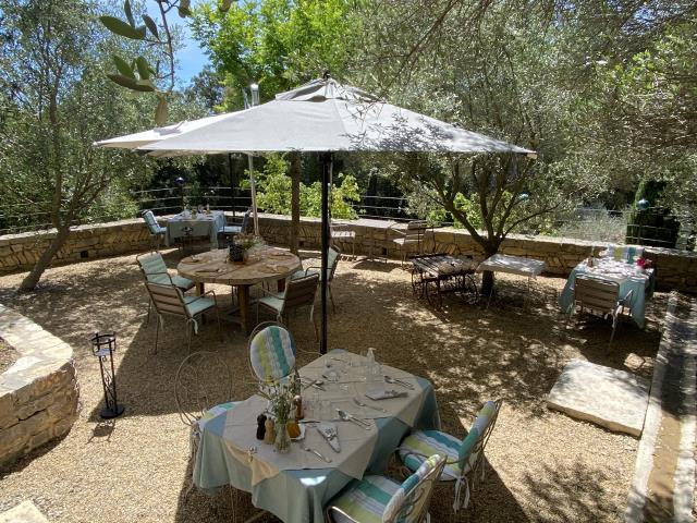 La terrasse du Jardin secret, restaurant de l'hôtel Lou Calen, à Cotignac.