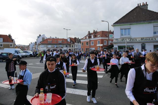 La course des garçons de café, s'étendant sur 4,2 km, a réuni essentiellement des jeunes des lycées calaisiens.