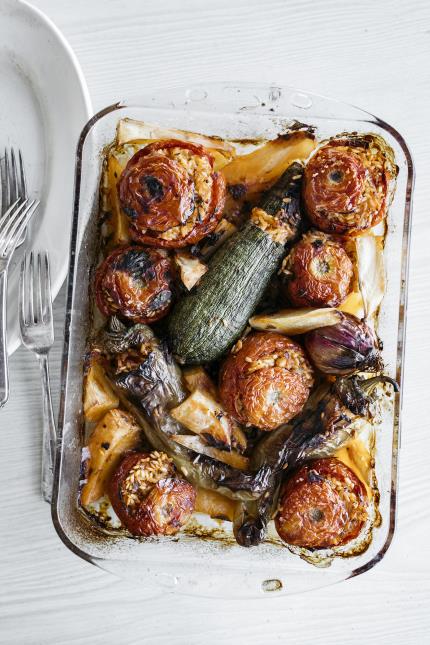 Yemista lahanika (légumes farcis), une recette du livre Ikaría de Meni Valle, aux Éditions Hachette Cuisine.