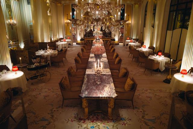 Une table de 12 mètres de long, parée de marbre, investit le coeur du restaurant du Plaza Athénée.