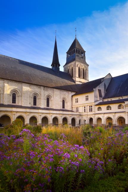 Établie sur 13 hectares, l'Abbaye Royale de Fontevraud, inscrite au patrimoine mondial de l'Unesco,  est la plus vaste cité monastique héritée du Moyen Âge.