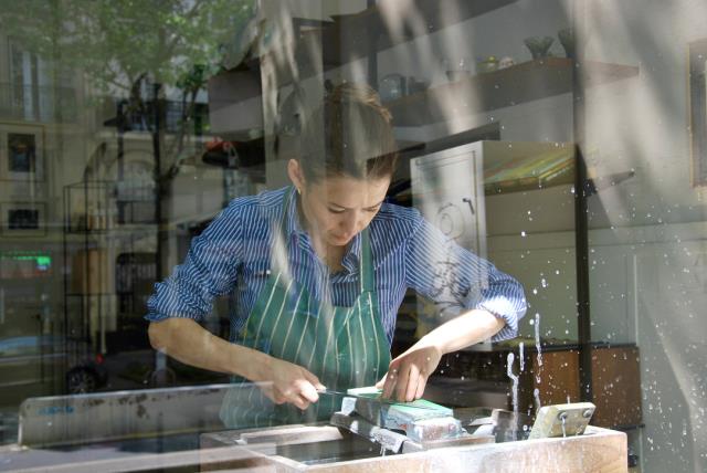 Atelier d'affûtage chez Doma par Marina Menini - Le Japon à Paris