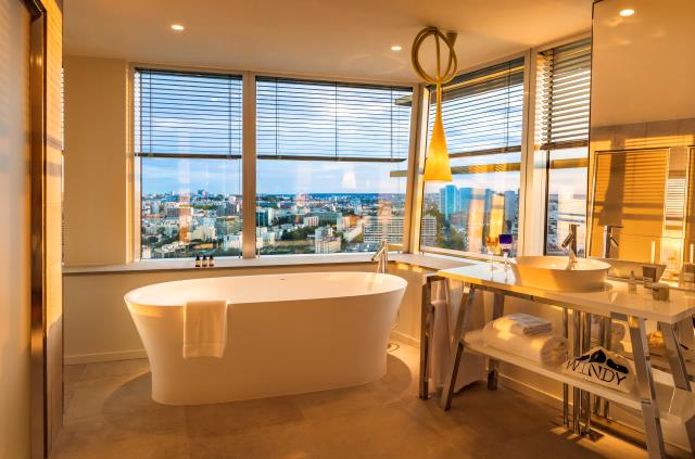 Salle de bains d'une suite Deluxe Junior du TOO Hotel, à Paris.