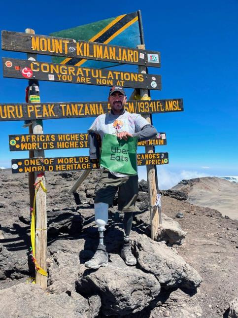 Andy Reid a gravi le Kilimandjaro avec un burger pour battre le record de la livraison à la plus haute altitude sur terre.