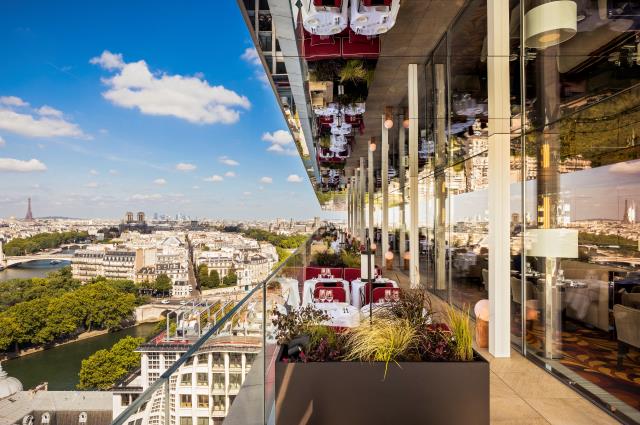 La terrasse du restaurant Bonnie, avec le plafond miroir créé par Olafur Eliasson.