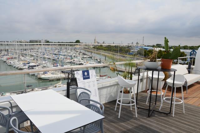 Au troisième étage de l'Octopus, le roof-top offre un panorama sur le chenal, les bateaux et les tours de La Rochelle.