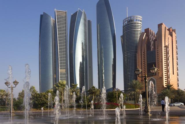 Travailler aux Emirats Arabes Unis permet de disposer d'un salaire et de divers avantages. À négocier toutefois avant de signer son contrat d'embauche