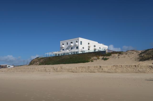 Le Grand Hôtel de la Plage à Biscarosse, posé sur la dune.