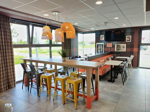 La salle des petits déjeuners de l''easyHotel Paris-Charles de Gaulle-Villepinte.