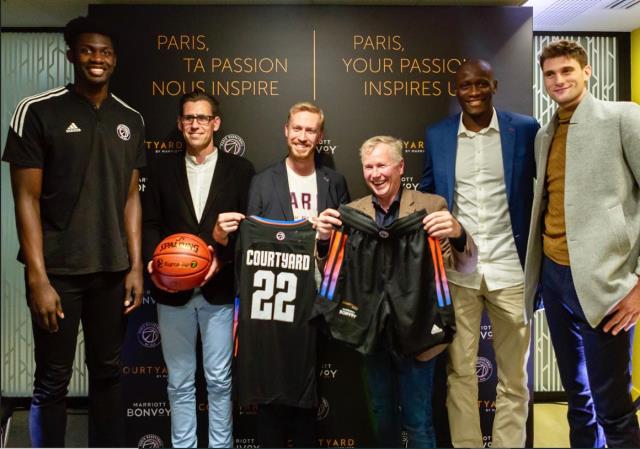 De gauche à droite : Ismael Kamagate, joueur du Paris Basketball, Henri Michel, General Manager Courtyard Paris Gare de Lyon, Mathias Priez, directeur général délégué Paris Basketball, Ronny Maier, Area Vice President Western Europe & Maghreb Marriott Int