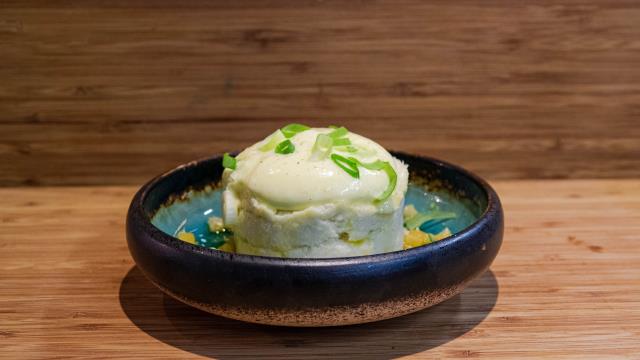 Brandade de morue maison, condiment citron bio confit, écume d'huile d'olive à La Pie qui Couette.