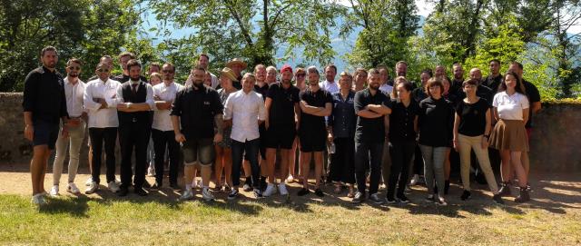 Les 22 chefs (et une partie de leur équipe) ravis de se retrouver ensemble pour cette belle journée de présentation de la gastronomie locale.