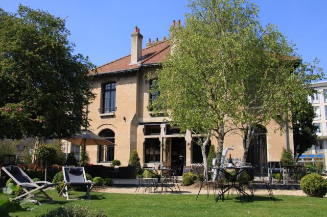 Au Havre, sur un terrain de 1 000 m², elle a transformé une maison en restaurant qu'elle a appelé Les Enfants Sages.