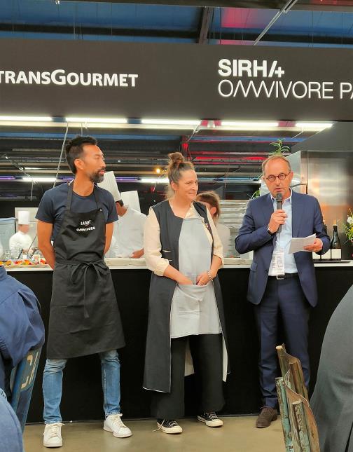 Ernest Hung Do, Nadia Sammut  et Gilles Cebron (TransGourmet) annoncent leur partenariat lors du salon Omnivire, le 12 septembre.