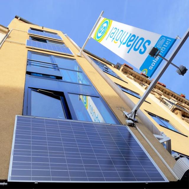 À Paris (XIVe), le Solar Hôtel s'est doté de panneaux solaires, qui produisent de quoi éclairer la façade et l'enseigne de l'établissement.