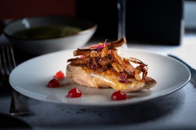 Suprême de pintade fermière rôti au Camondo.