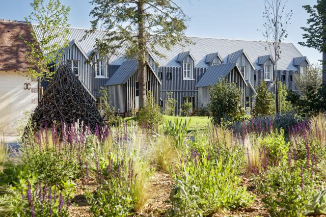 Pour le Bois des Chambres, deux bâtiments modernes ont été conçus dans le prolongement d'anciennes fermes agricoles