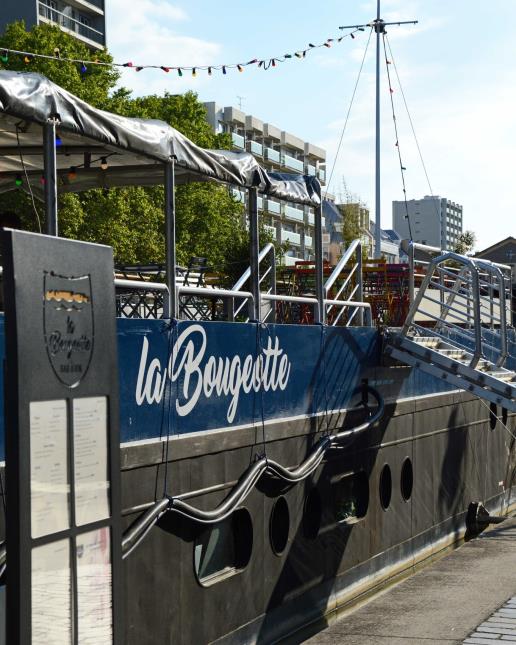 La péniche La Bougeotte est amarrée sur bassin de La Villette, à Paris (XIXe).