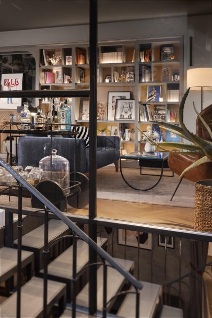 La salon bibliothèque de la Maison Elle, à Paris (VIIIe).