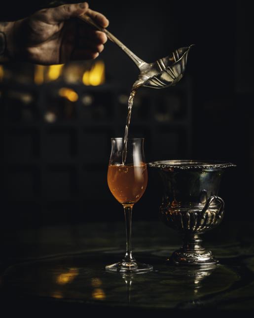 Le Nepalese Gimlet punch, élégamment servi à la Punch Room de l'hôtel The London EDITION