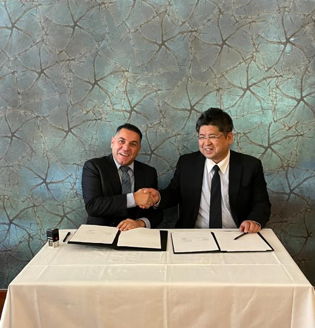 Signature : poignée de main entre Roberto Ghin et Shikano  Masamichi