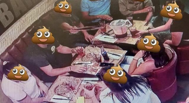 La photo diffusée sur Facebook de la table partie sans payer avec les visages cachés par des émojis.