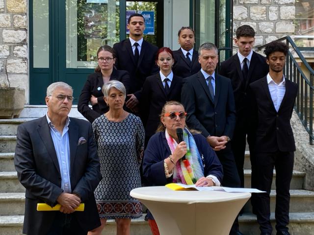 A gauche Jérôme Khon, Aline Mériau au micro, Thierry Deraime, président de l'UMIH45 et les apprentis en 1ere année de CAP