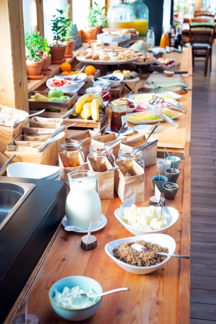 Le buffet offre ce que l'on n'a généralement pas chez soi ou qui nécessite des efforts (sortir acheter des croissants…).