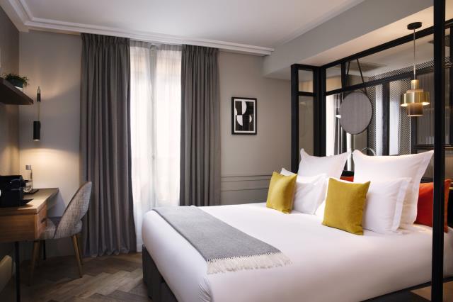 Une chambre flanelle de la Maison Elle, à Paris (VIIIe).