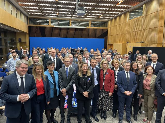 Olivia Gégoire entourée de l'ensemble des opérateurs représentatifs du tourisme à l'issue du comité filière tourisme qui s'est tenue à Bercy mercredi 9 novembre.