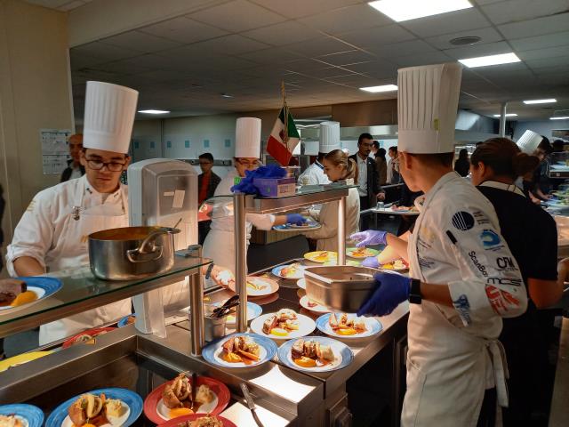 Les élèves mexicains ont pu s'entraîner pour le concours dans l'une des cuisines du lycée