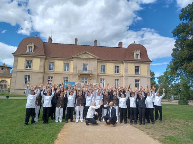 La première promotion d'apprentis, aux côtés du président du CFA, le chef étoilé Christian Têtedoie (assis à gauche) et du directeur, Corentin Rémond (à sa droite).